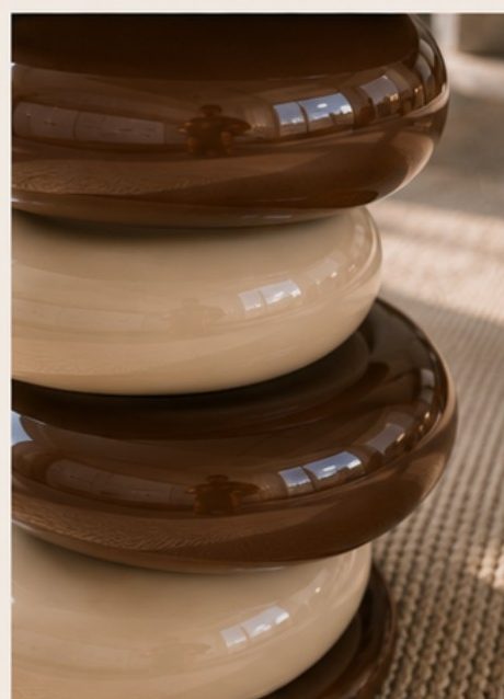 Coffee and cream lacquer volumes of the NESS NESS side table